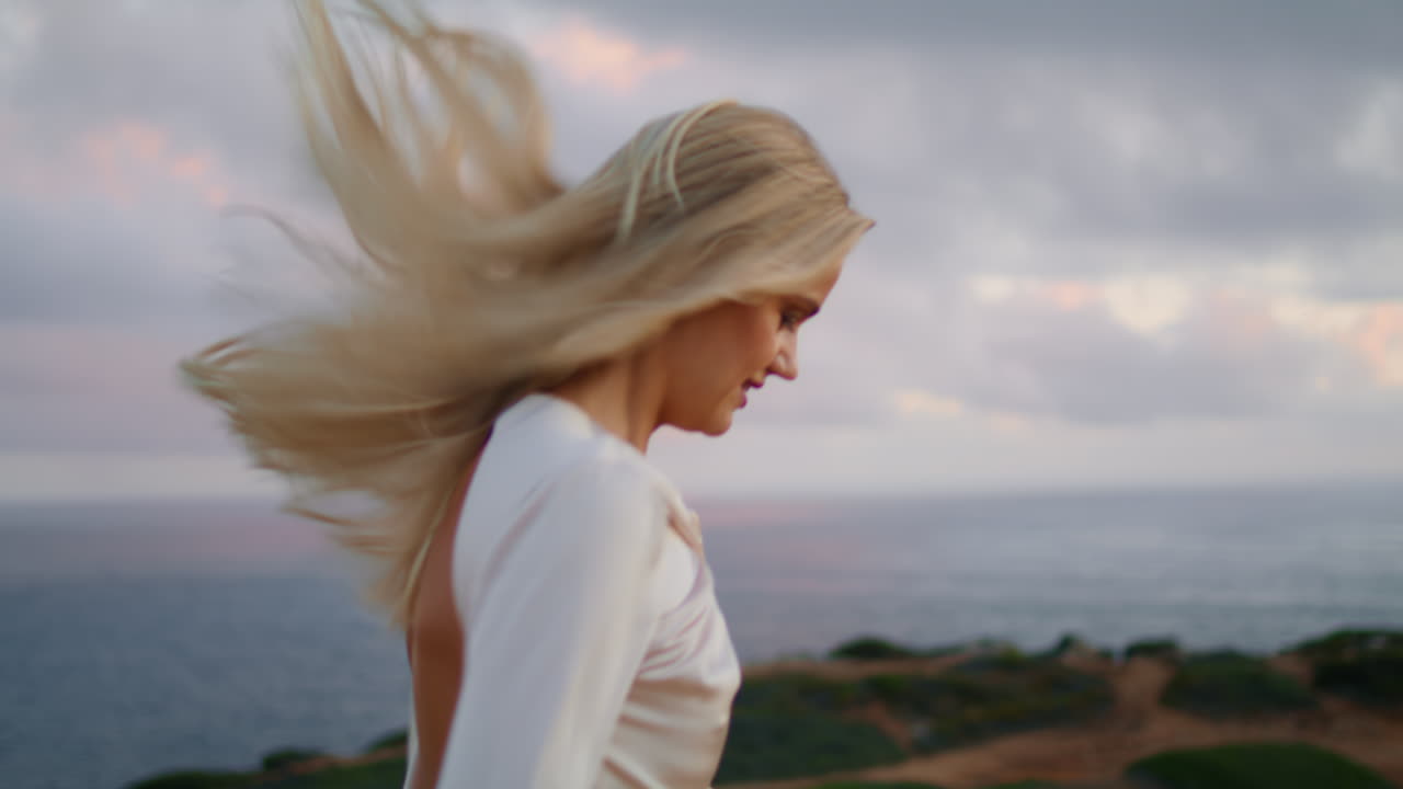 달리는 부드러운 여인 바다 풍경 클로즈업, 바다 자연을 혼자 즐기는 여인