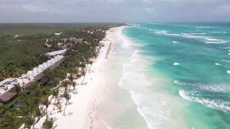 Drone-Aéreo-Volando-Sobre-Una-Larga-Playa-En-Tulum,-México