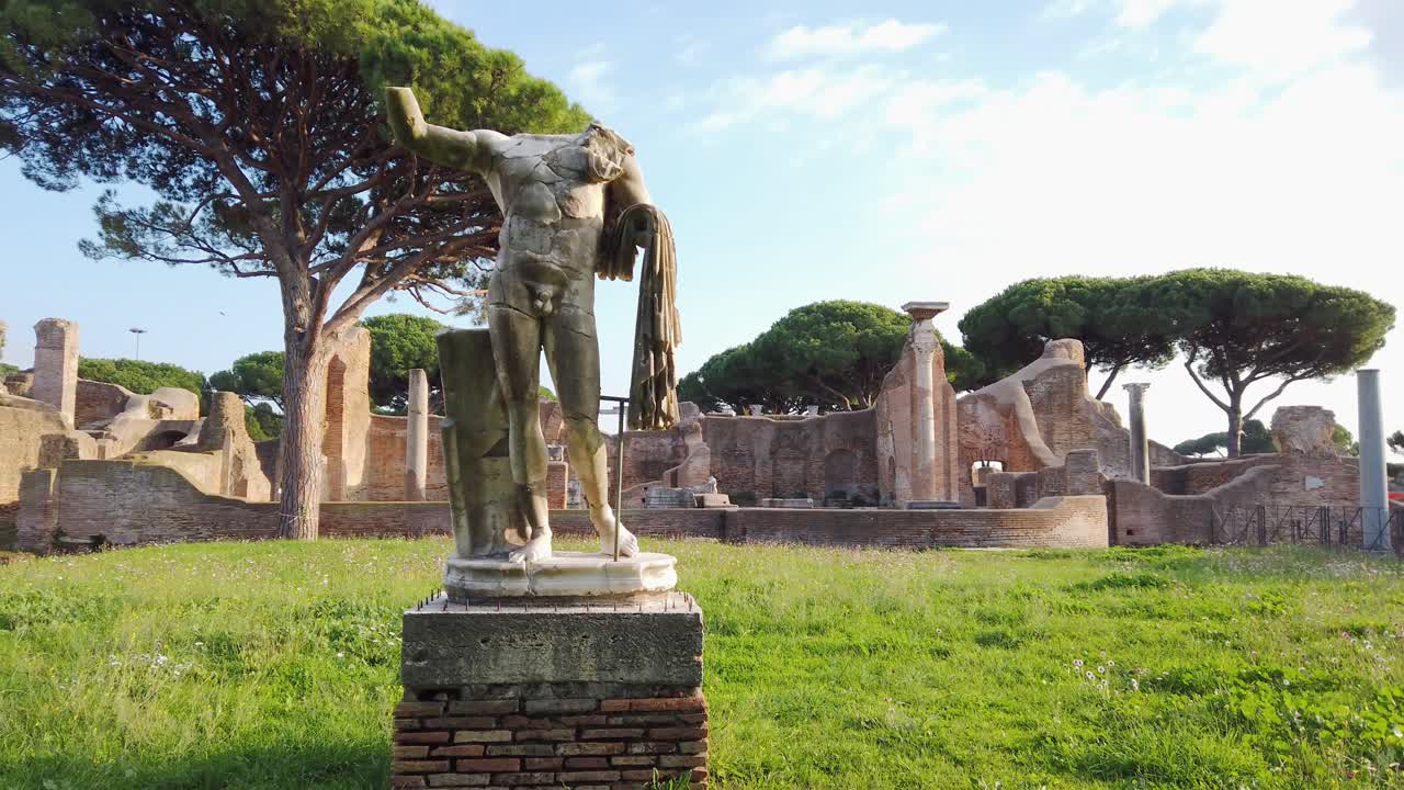 로마 교외에 있는 거대하고 세계적으로 유명한 고고학 유적지인 오스티아 안티카에 있는 남성을 나타내는 로마 조각상