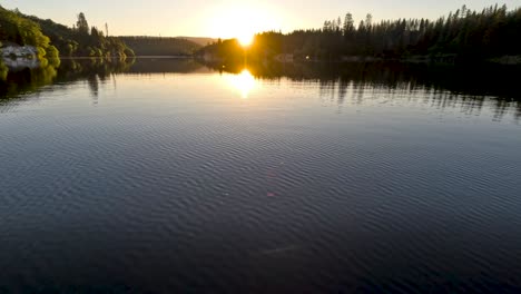 el atardecer del océano reflejado sobre el agua