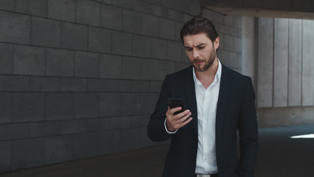 hombre de negocios serio grabando un mensaje de audio