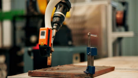 proceso de soldadura por robot en una instalación de fabricación