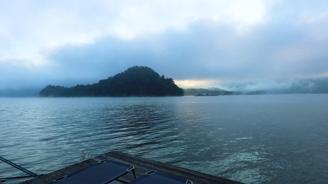 치앙마이 의 산 들 과 함께 안개 가 가득 한 강 풍경