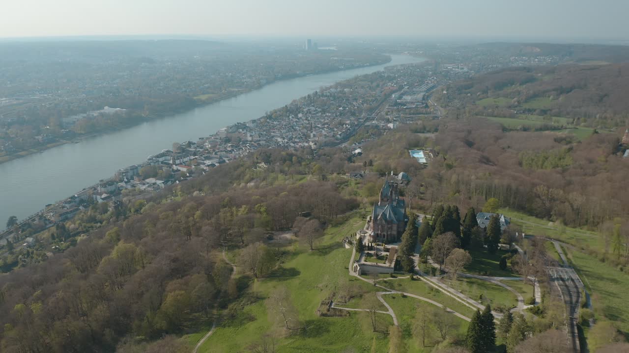drone - toma aérea del castillo drachenburg y el río rhine siebengebirge cerca de bonn - königswinter 30p