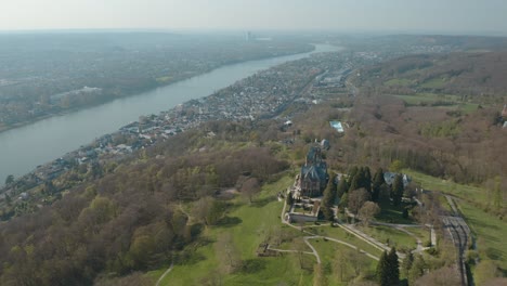 Drone---Toma-Aérea-Del-Castillo-Drachenburg-Y-El-Río-Rhine-Siebengebirge-Cerca-De-Bonn---Königswinter-30p