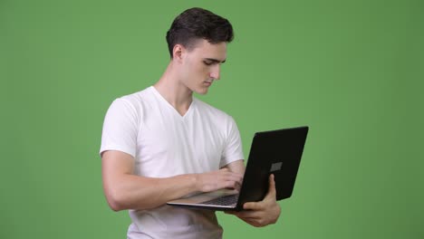 joven apuesto usando una computadora portátil