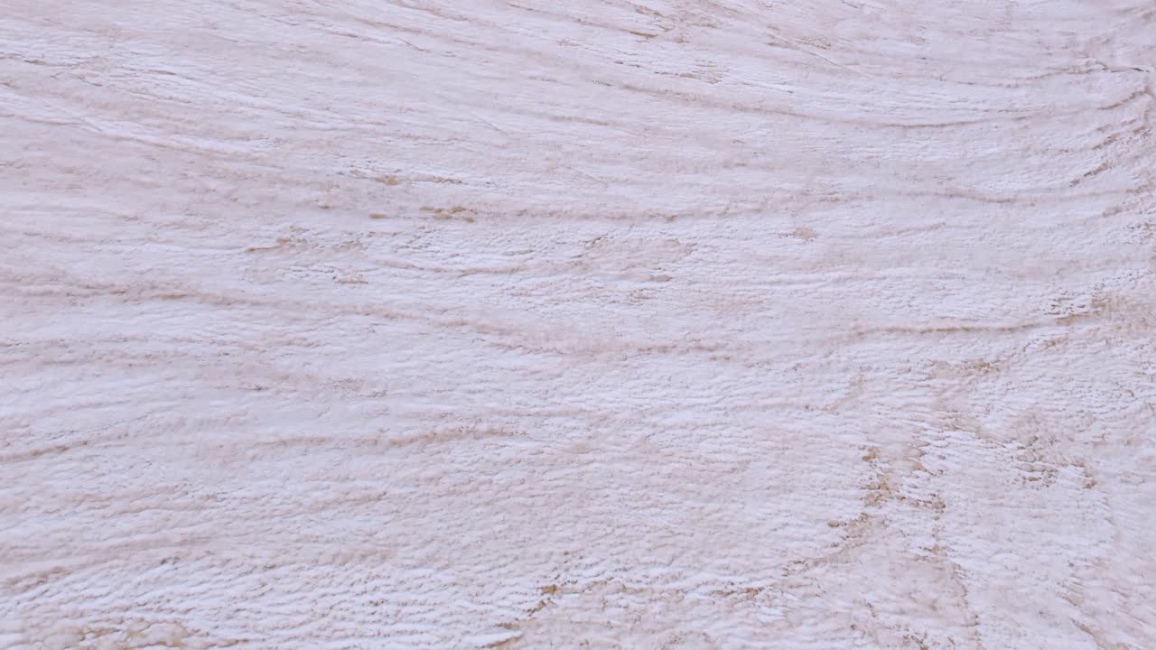 발마렌코, 이탈리아 - 펠라리아 빙하의 거친 지형을 감싸고 있는 밀집된 얼음 - 드론이 앞으로 날아갑니다.