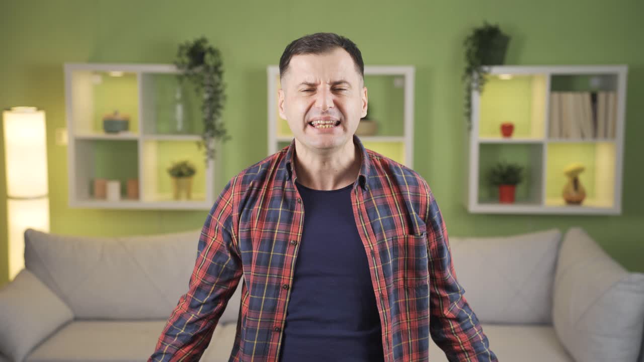 지루함과 불행으로 고통받는 그 남자는 울고, 우울하고 슬퍼합니다.