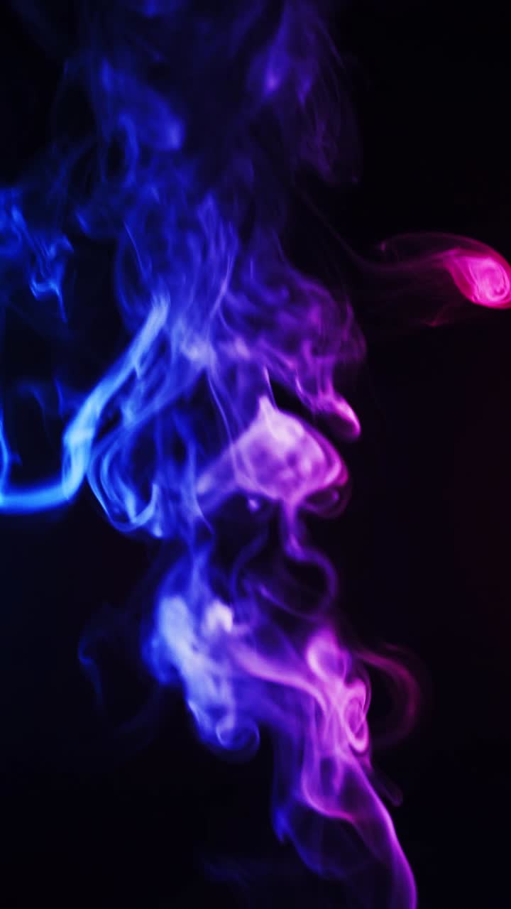 Abstract Fumo azzurro e rosa ruotante su sfondo nero