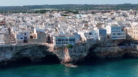 Vista-Aérea-Cinematográfica-De-Polignano-A-Mare:-Calles-Pintorescas,-Acantilados-Espectaculares-Y-Aguas-Cristalinas,-Italia.