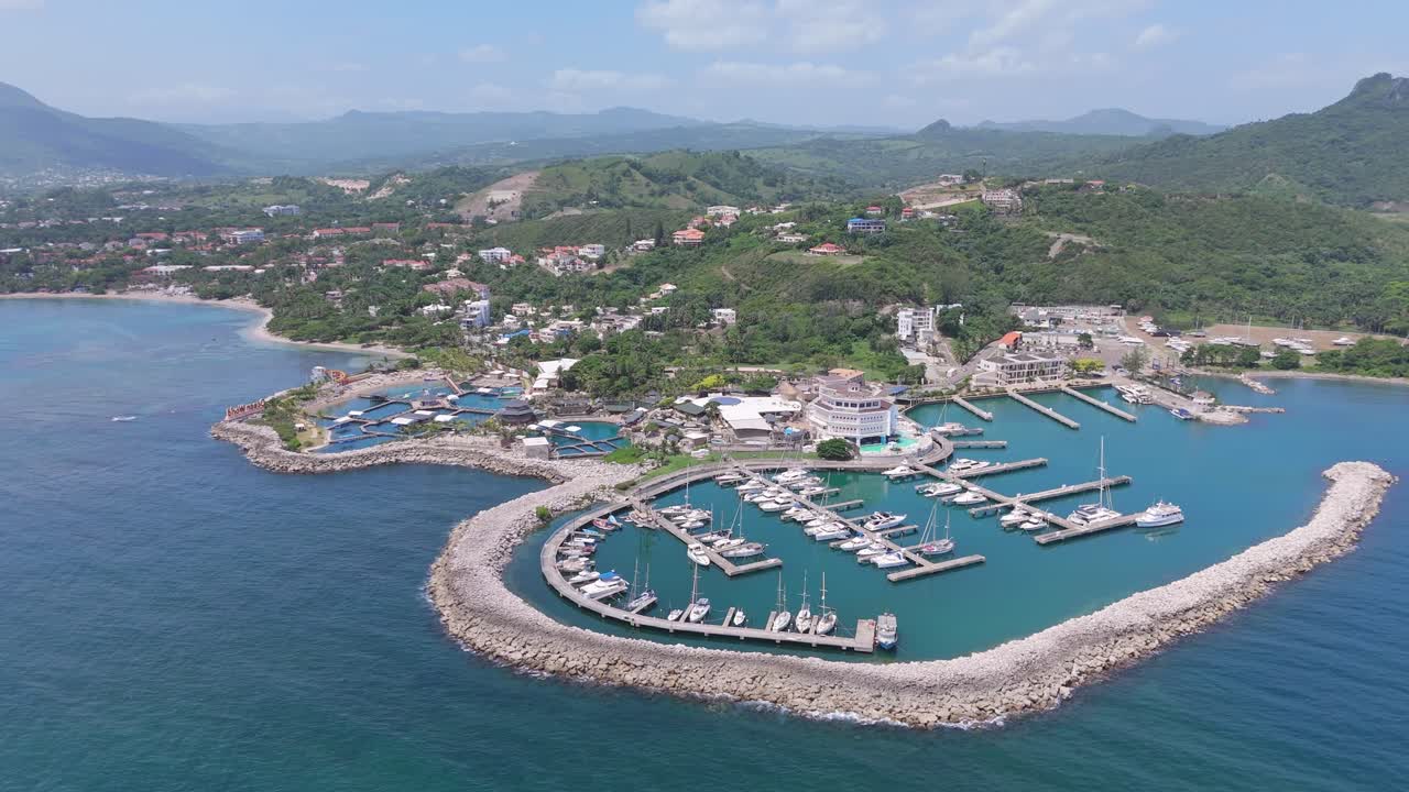 Marina di lusso con yacht ormeggiati presso Marina Ocean World a Puerto Plata