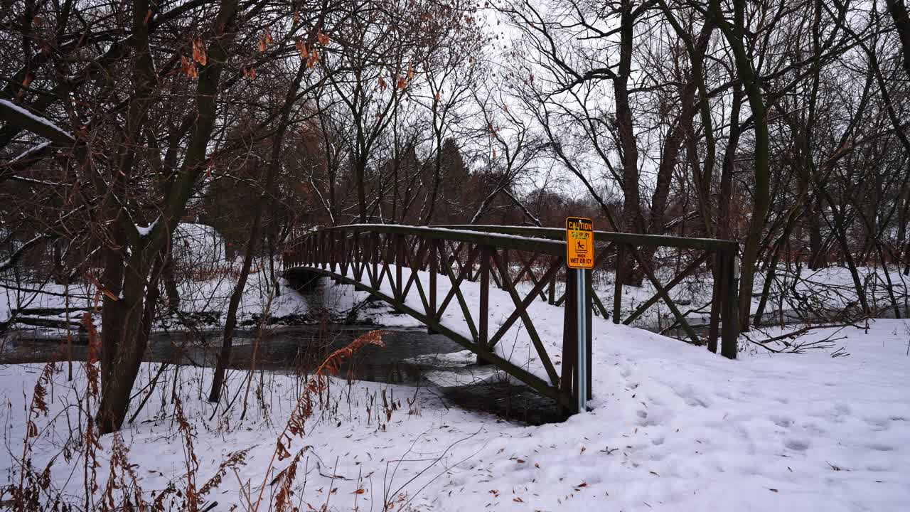 Ponte di legno sul fiume nel Parco Courtice Florell Drive in inverno