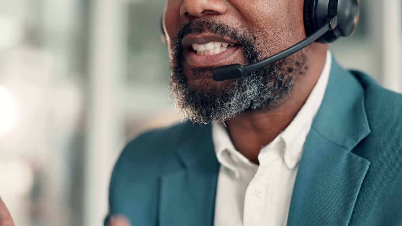 Mann med headset som jobber i kundeservice