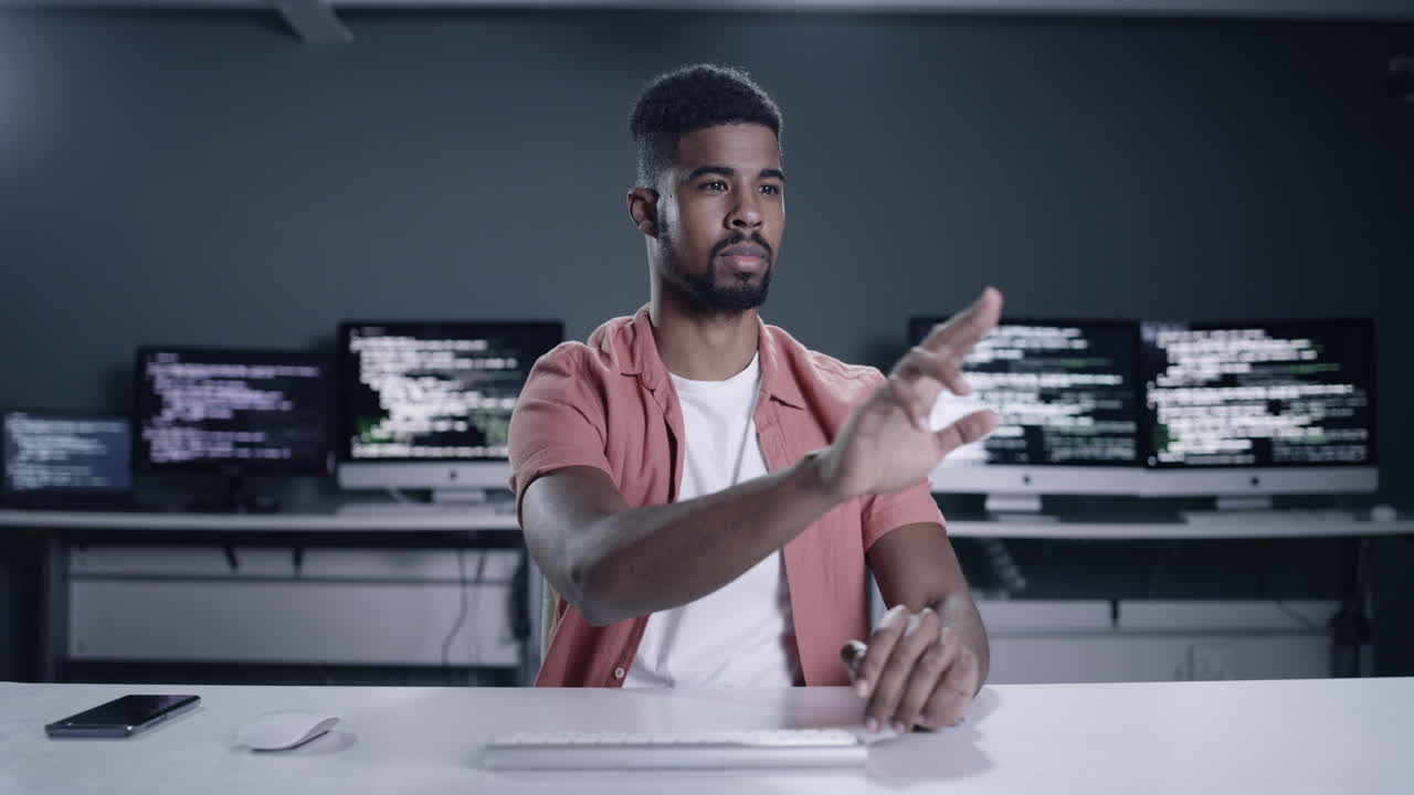 imágenes de 4k de un joven programador masculino dibujando