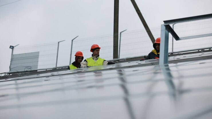 Tekniker installerer solpaneler. VINNITSA, UKRAINE - NOVEMBER 2017: Solpanel og professionel arbejder installerer fotovoltaiske solpaneler.