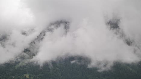 Die-üppig-Grünen-Berge-Sind-Am-Frühen-Morgen-Mit-Dicken-Weißen-Wolken-Bedeckt,-Am-Obersee,-Näfels,-Schweiz