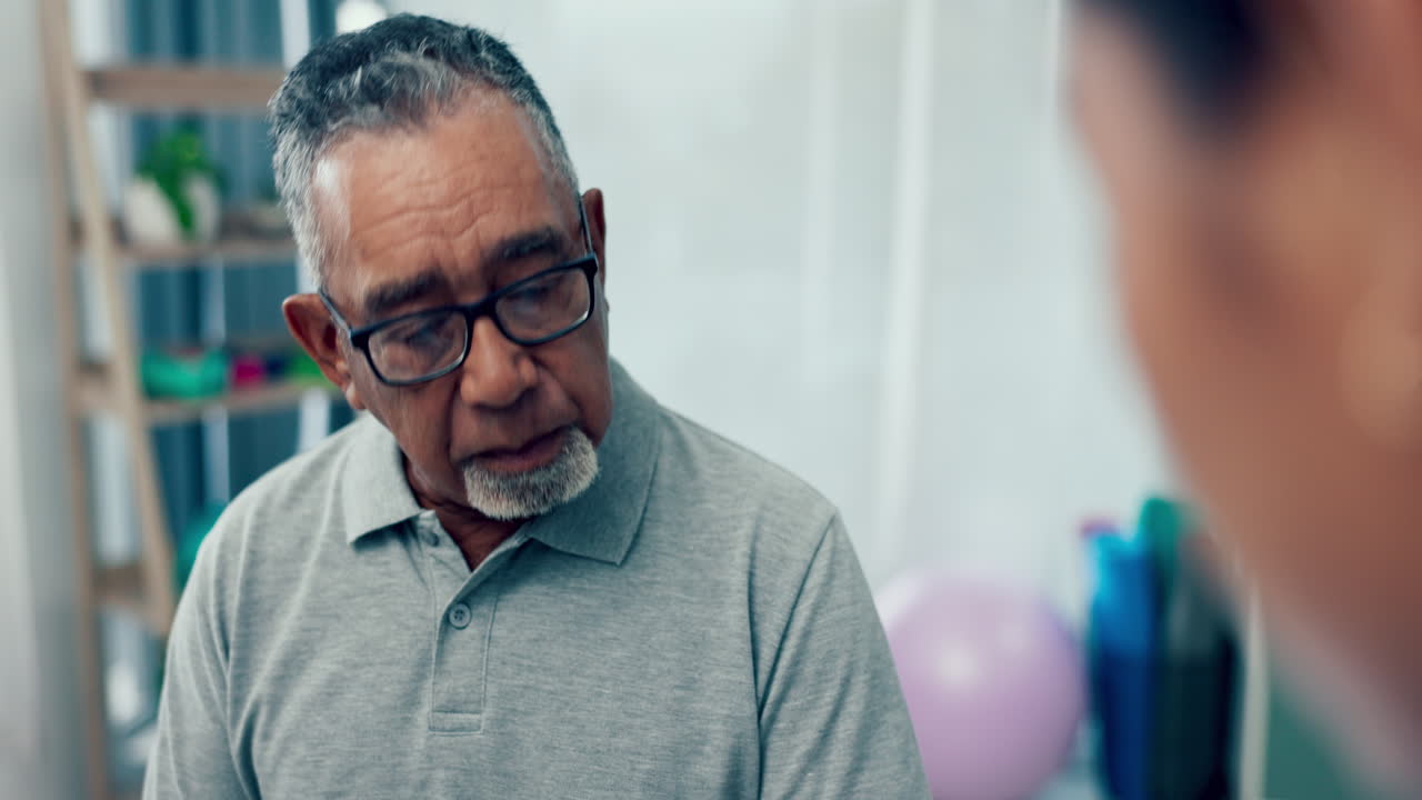 fisioterapeuta, tableta o viejo hablando