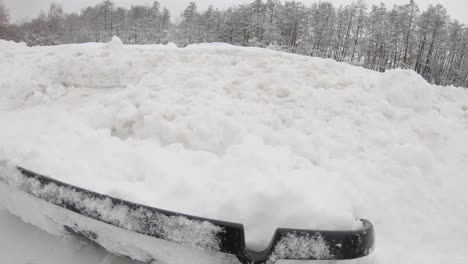 Palear-Nieve-Fresca-Del-Camino-De-Entrada-Después-De-La-Ventisca,-Punto-De-Vista