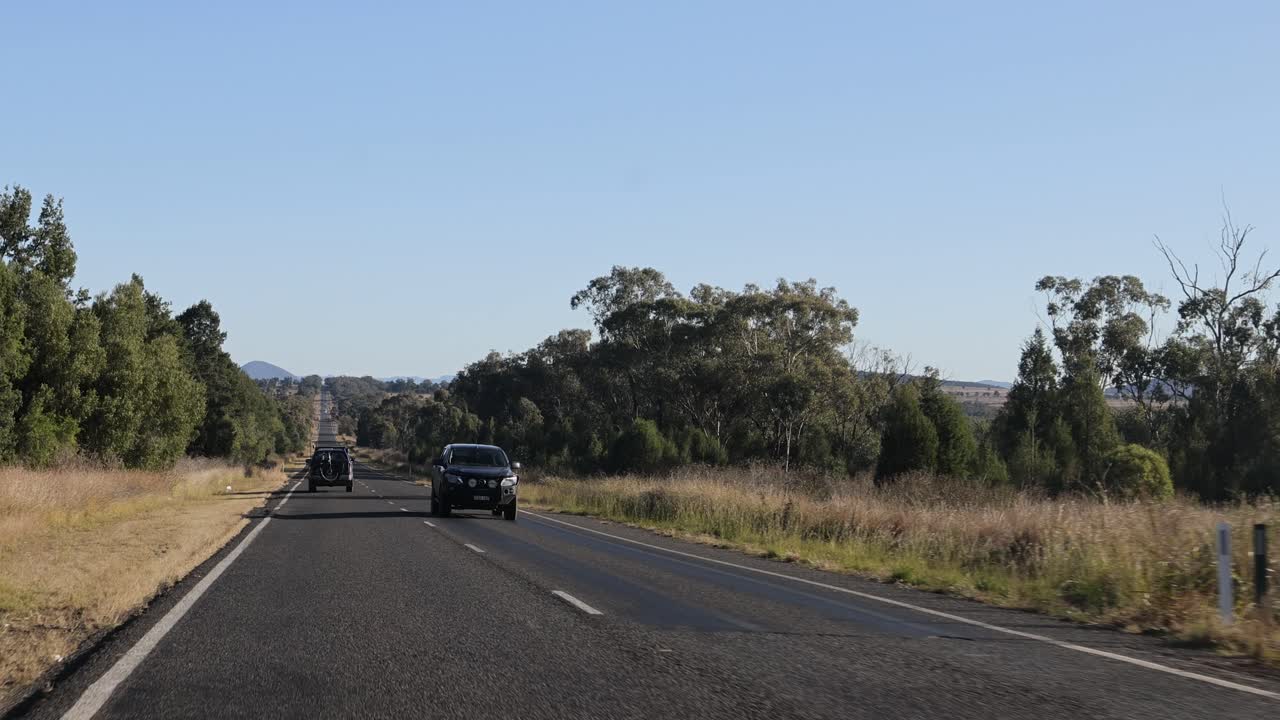 경치 좋은 시골 도로에서 차량 여행