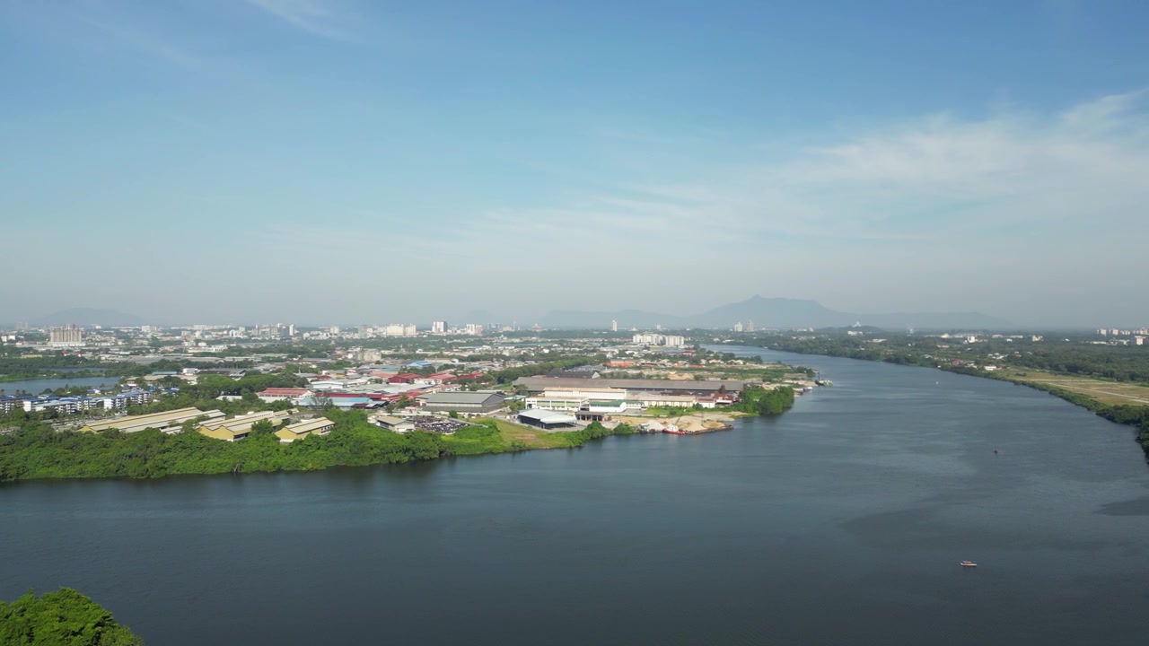 A Ponte Demak-Isthmus (frequentemente associada à área de Demak Laut) está localizada na Jalan Keruing em Kuching, Sarawak. Ela conecta a área industrial de Demak Laut e o Istmo de Kuching