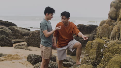 una pareja en la playa.