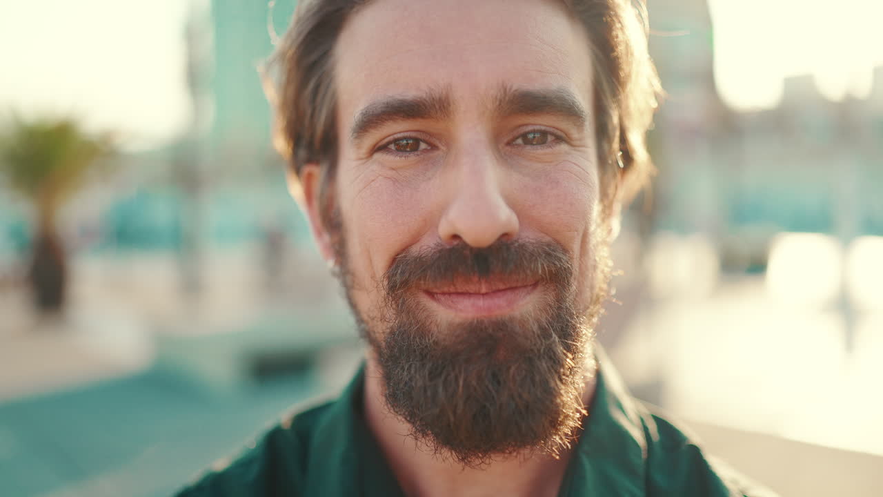 retrato de un hombre sonriente con barba