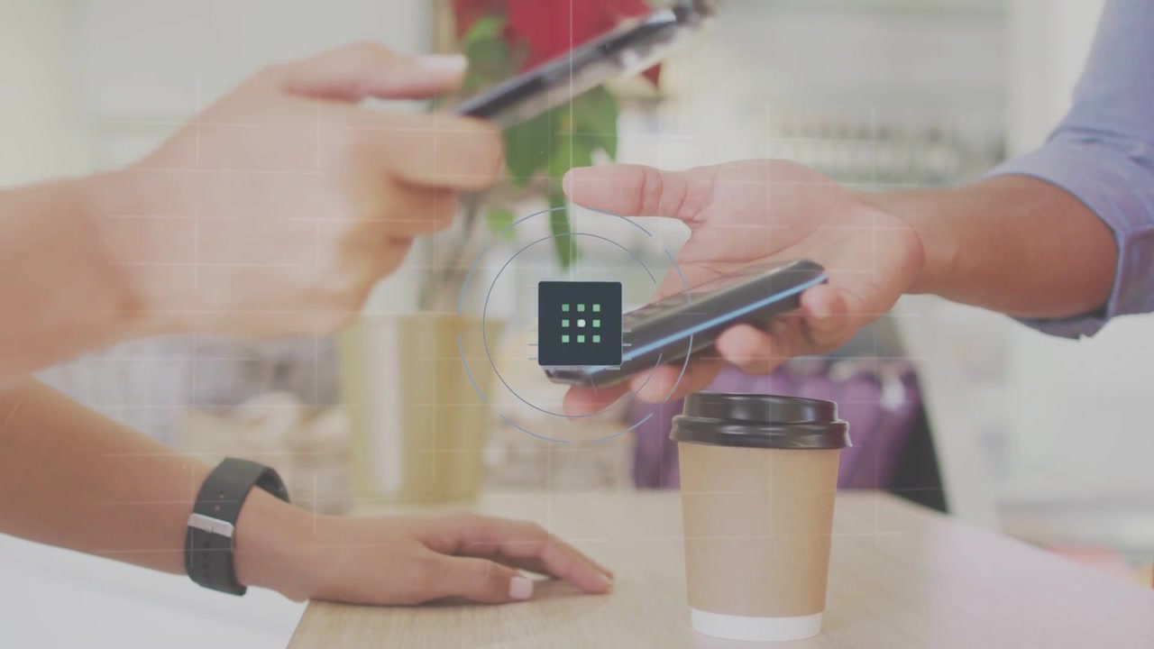 Barista che tiene il telefono mentre un cliente tocca il telefono sopra una tazza di caffè, con un HUD animato che pulsa il pagamento.