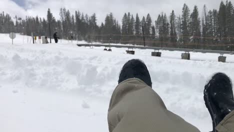 一段从天空落下白雪花的雪球从雪覆盖的山上滑下来的雪球片段