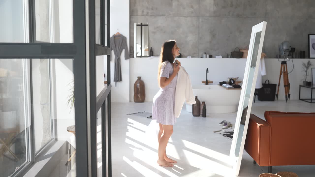 현대적인 욕실에서 준비하는 여자