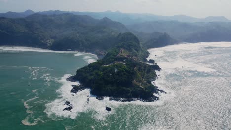 Vista-Aérea-Sobre-La-Playa-De-Menganti-Y-El-Promontorio-En-Java-Central,-Indonesia