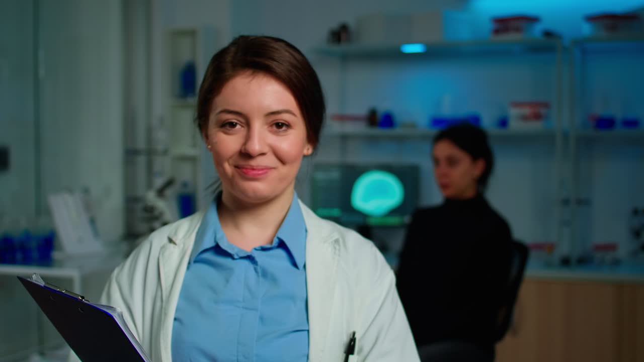 primer plano de un investigador neurólogo médico sonriendo a la cámara de pie en el laboratorio