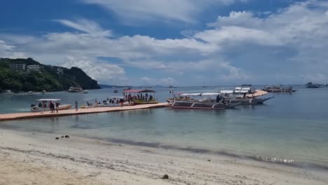 Toma-Manual-De-Personas-Desembarcando-De-Un-Barco-Hacia-Boracay,-Una-Pequeña-Isla-En-El-Centro-De-Filipinas.