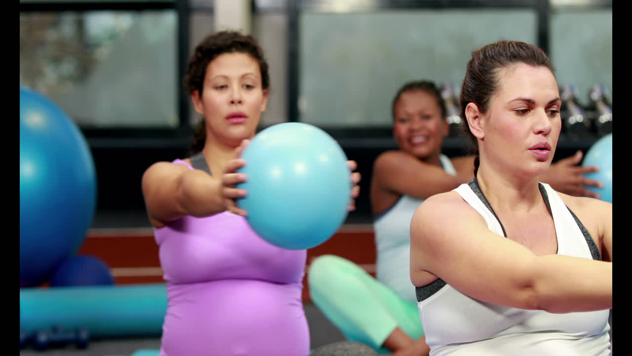 mujeres embarazadas en el gimnasio