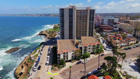 La-Jolla-Beach,-Rugged-Coastline-And-Waterfront-Buildings-In-San-Diego,-California,-USA