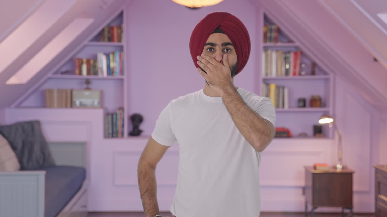 Uomo indiano Sikh che vede una notizia scioccante