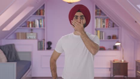 un hombre indio sikh ve una noticia chocante.