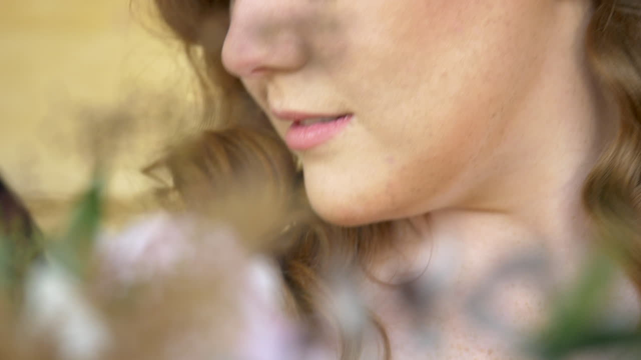 modelo de glamour femenino joven pelirroja, inclinado hacia arriba