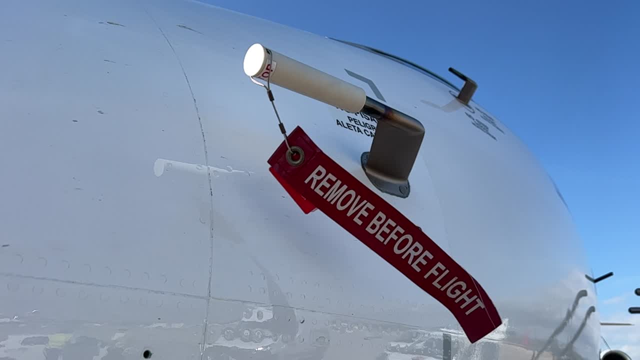 antes de quitar la cubierta de pitot de la correa de vuelo en un avión moderno desde el exterior
