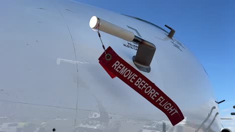 antes de quitar la cubierta de pitot de la correa de vuelo en un avión moderno desde el exterior