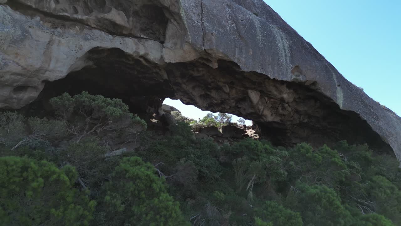 cueva en la cima de frenchman mount, parque nacional cerca de esperance, australia occidental