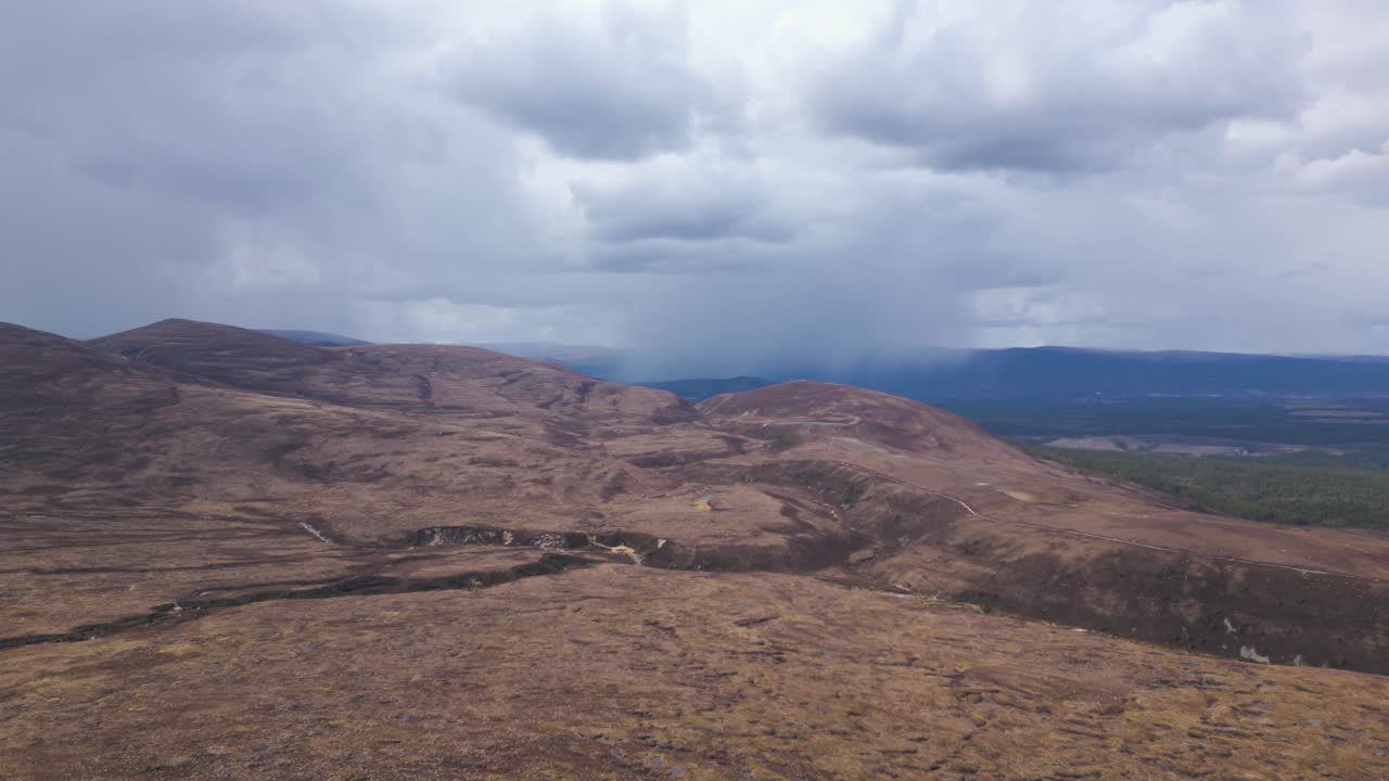 paisaje de cairngorms, nube de lluvia en el fondo, escocia