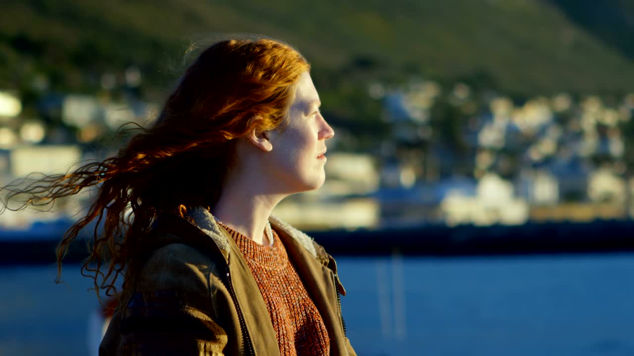 mujer de pie en el muelle 4k