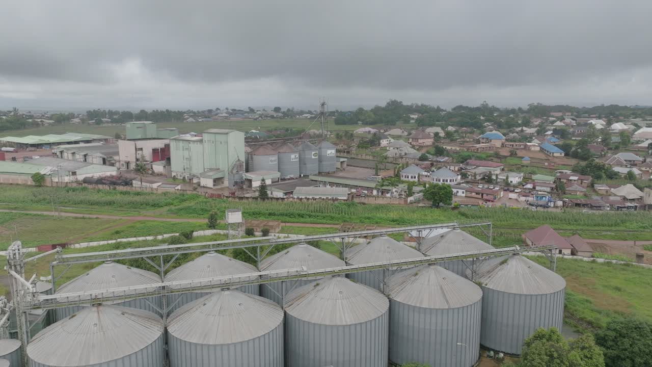 aéreo - silos de grano y ciudad, meseta de jos, nigeria, tiro hacia adelante