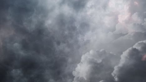 nubes cumulonimbus y tormentas eléctricas en el cielo oscuro