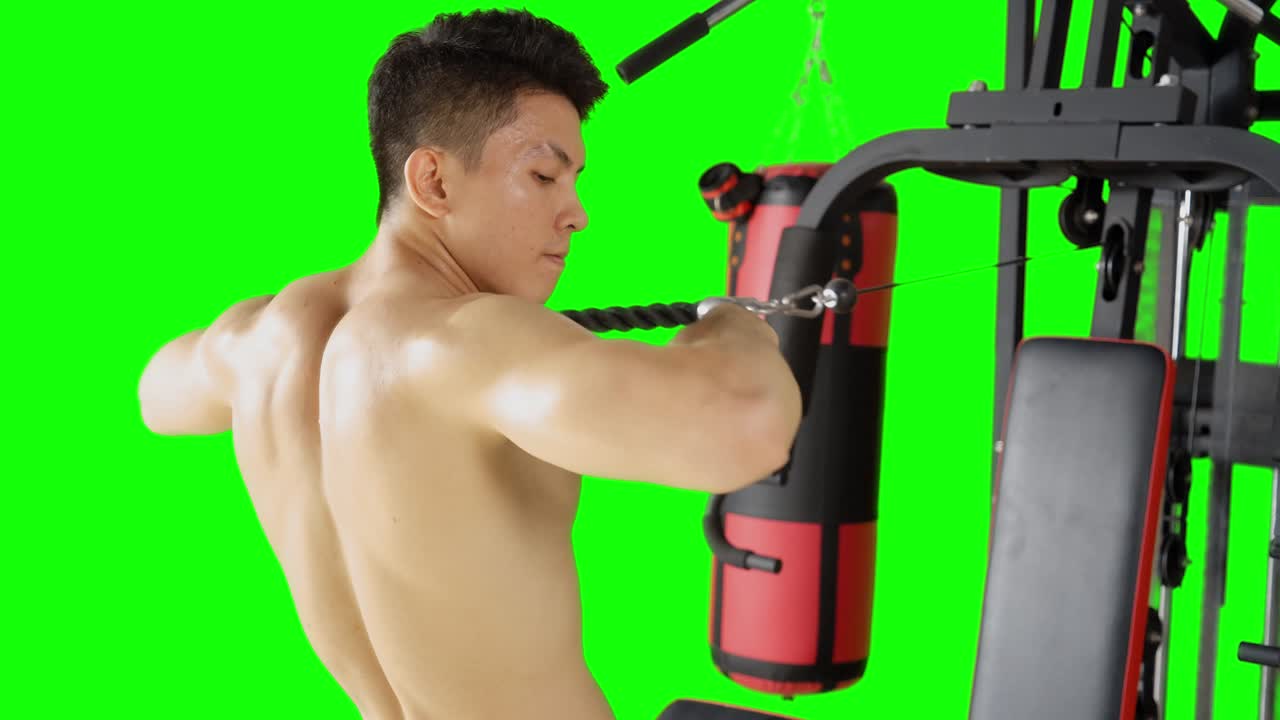 체조 기계 에 무게 를 당겨 운동 하는 남자
