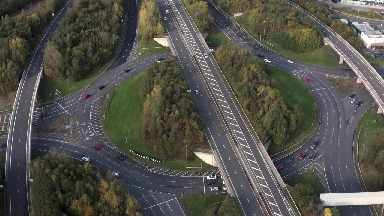 복잡 한 고속도로 교차로 의 공중 사진