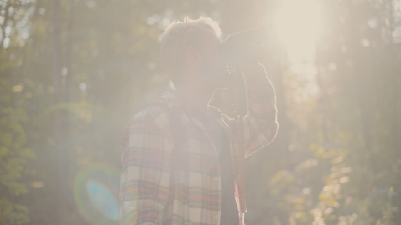 숲 속 의  ⁇ 안경 을 통해 보고 있는 젊은 사람