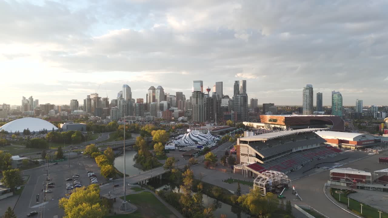 un dron aéreo captura los terrenos de la estampida de calgary y la pista de carreras con el centro de la ciudad y la torre en el fondo mientras se aleja lentamente