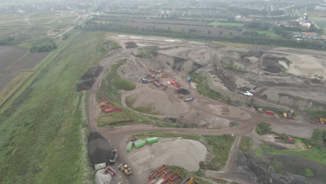 descripción aérea de una gran cantera de arena