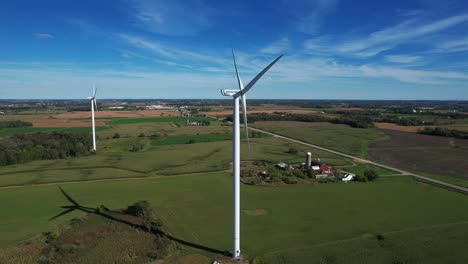 Windkraftanlagen-Wehen-Im-Wind-Der-Landschaft-Von-Wisconsin